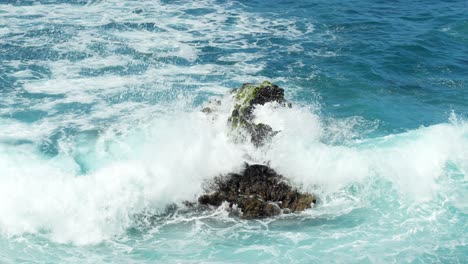 roca solitaria lavada por las poderosas olas del océano atlántico, en cámara lenta