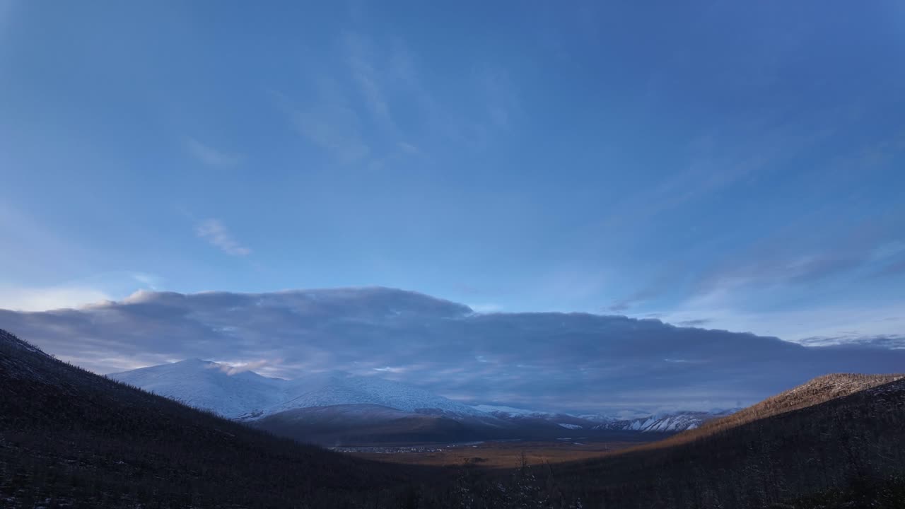 구름이 산과 계곡을 가로질러 우아하게 아오르면서 하루 종일 끊임없이 변화하는 자연의 기분의 아름다움을 포착하는 드라마틱한 변신을 목격하십시오.