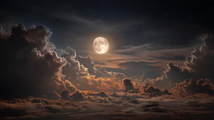 Uma paisagem celeste cativante revelando a majestosa lua cheia iluminando a noite em meio a nuvens fofas e estrelas deslumbrantes em uma atmosfera serena