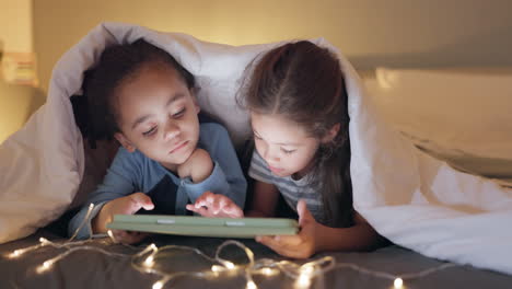 tableta, noche y niños transmitiendo una película