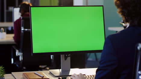 vista trasera del hombre de negocios que trabaja en la computadora y escribe en el teclado en la oficina