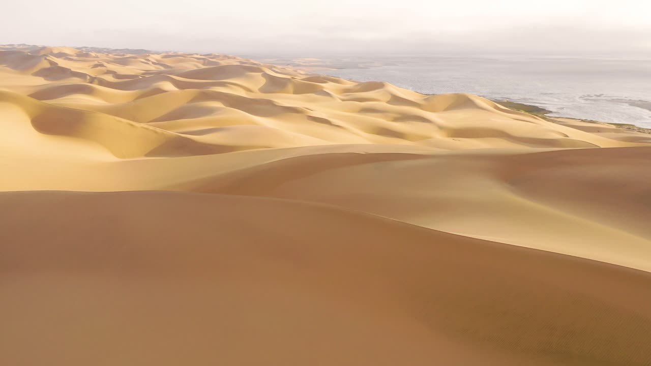 asombrosa toma aérea sobre las vastas dunas de arena del desierto de namib a lo largo de la costa esquelética de namibia 1