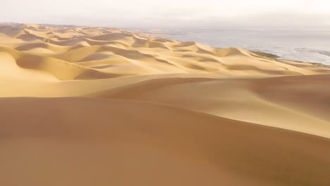 asombrosa toma aérea sobre las vastas dunas de arena del desierto de namib a lo largo de la costa esquelética de namibia 1