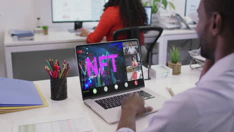 video de un hombre afroamericano haciendo una llamada de video nft en la computadora portátil con compañeros de trabajo