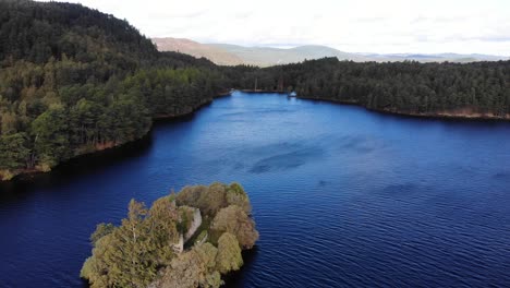 vista aérea del lago eileen rodeado de pinos del bosque de rothiemurchus