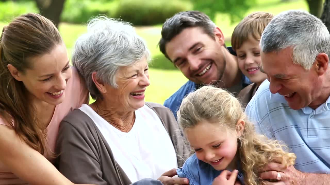 강아지 와 함께 공원 에서 휴식을 취하는 확장 된 가족