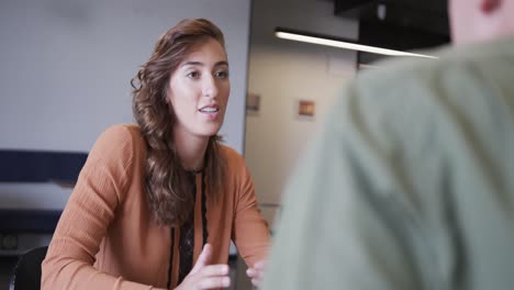 diverse mannelijke en vrouwelijke collega's in discussie in een informele kantoorbijeenkomst