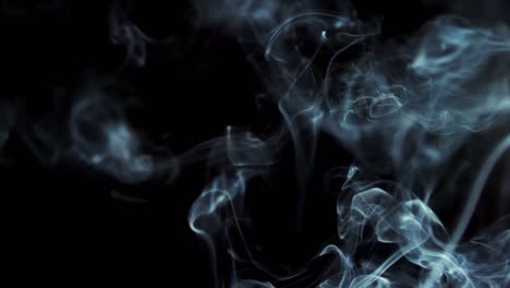 humo que se eleva sobre un fondo negro