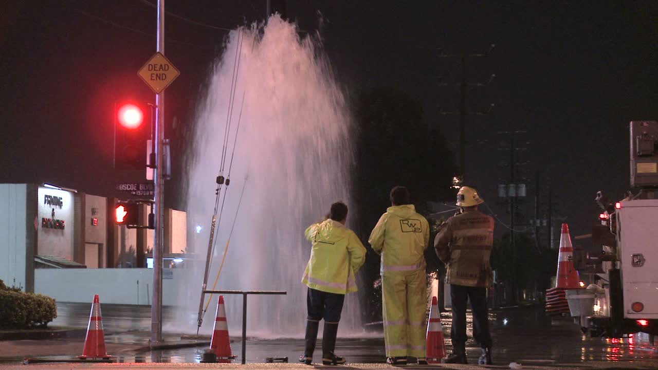 로스엔젤레스 7에서 소방관들이 고장난 수도 본관을 폐쇄하려고 합니다.
