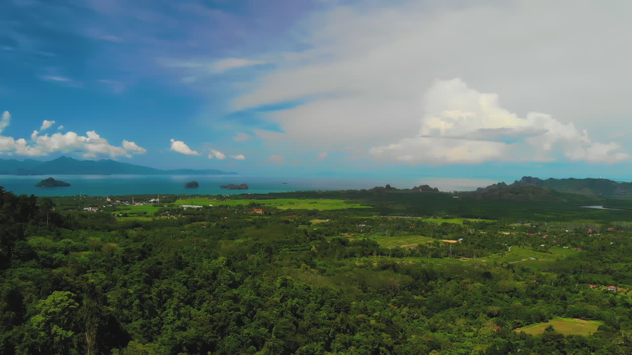 아름다운 열대 풍경을 보여주는 드론