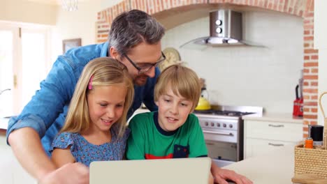 Lächelnder-Vater-Und-Kinder,-Die-Laptop-Benutzen