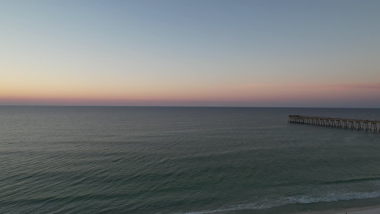 일출 여름날 멕시코 만의 바다 귀리와 에메랄드 바다 백사장을 비행하는 드론