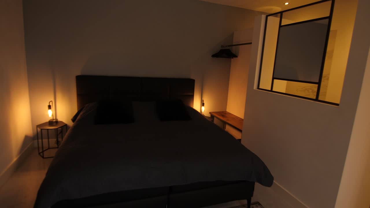 Cama negra en el dormitorio de noche