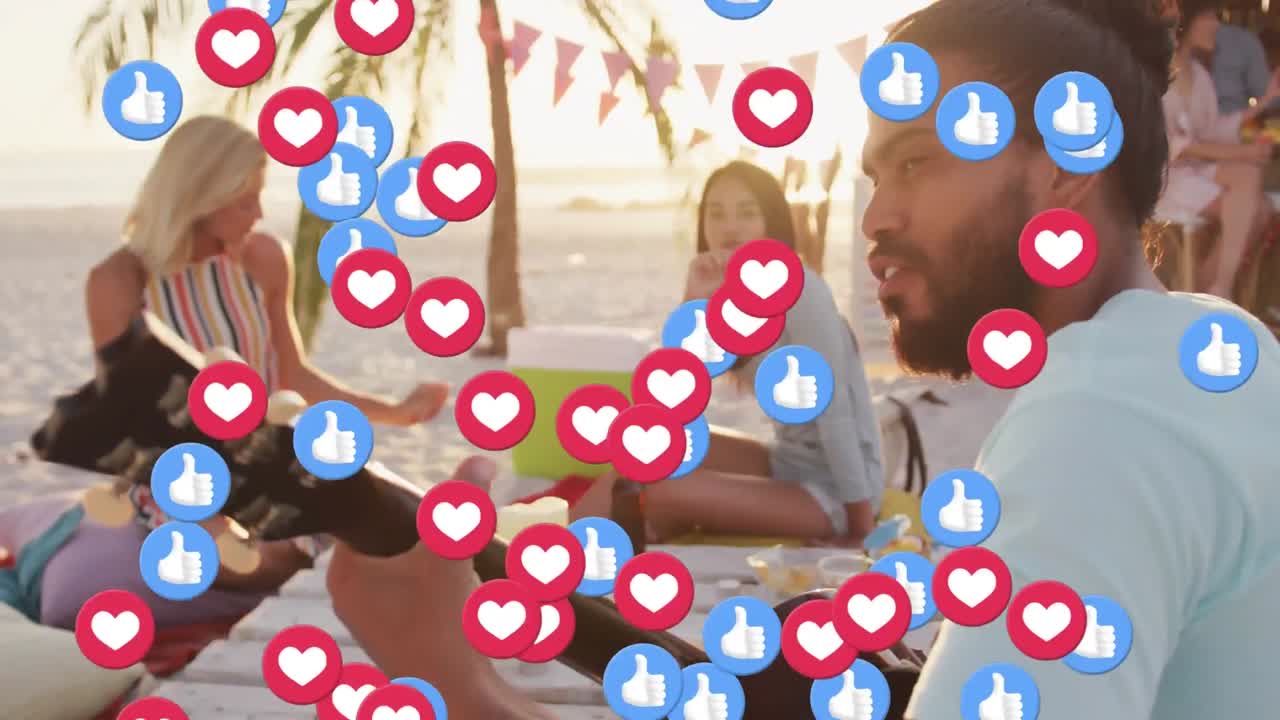 animación de los medios sociales amor y como iconos sobre el hombre tocando la guitarra en una fiesta en la playa con amigos