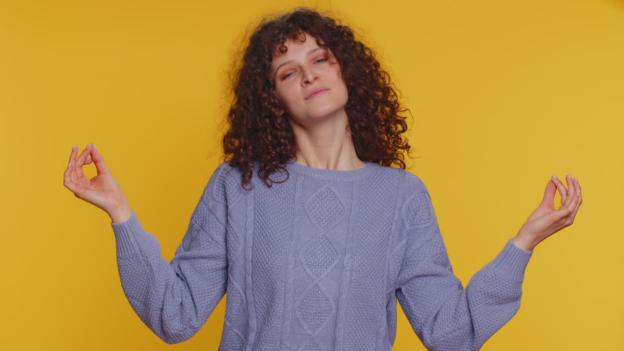 mujer niña respira profundamente con el gesto mudra, ojos cerrados, meditando con pensamientos concentrados
