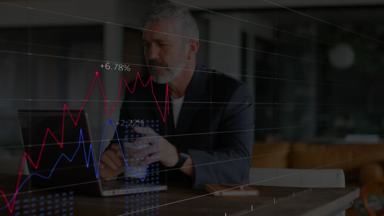 animación del procesamiento de datos financieros sobre un empresario caucásico que usa una computadora portátil