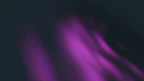 nube púrpura brillante de movimiento en el cielo oscuro