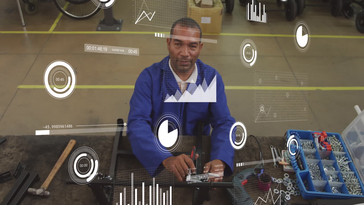 animación de múltiples gráficos y barras de carga sobre un hombre biracial reparando equipos en la mesa.