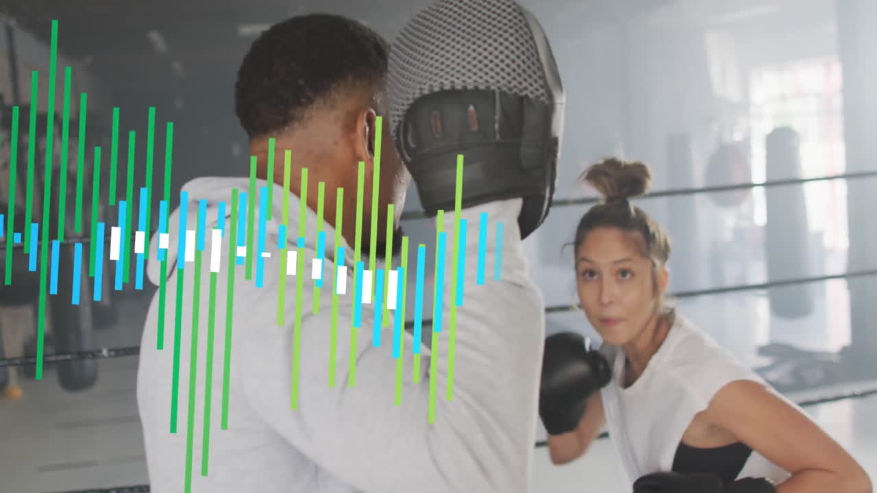 animación del procesamiento de datos sobre hombres y mujeres diversos haciendo ejercicio en el gimnasio de boxeo