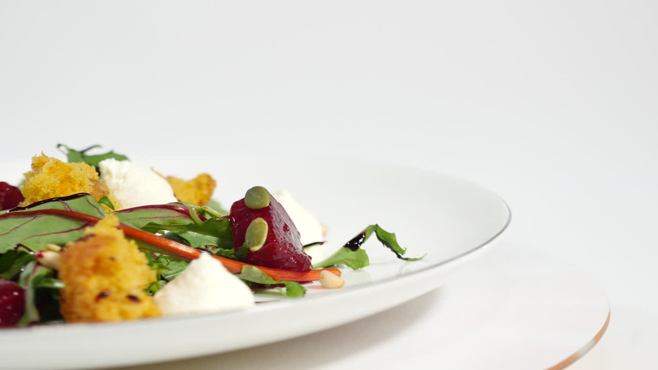 deliciosa ensalada de remolacha y crouton con queso de cabra