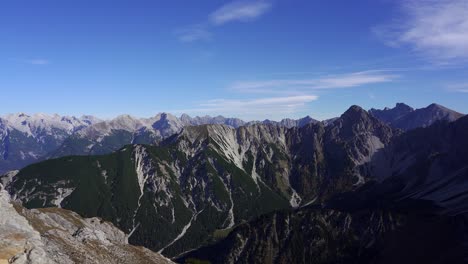 vista panorámica de los picos montañosos irregulares de los alpes desde seefelder joch cerca de seefeld en tirol, austria