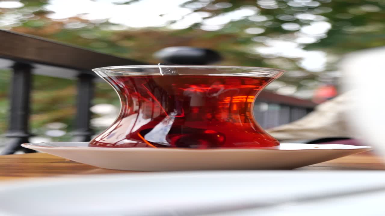 야외 카페에서 터키 차