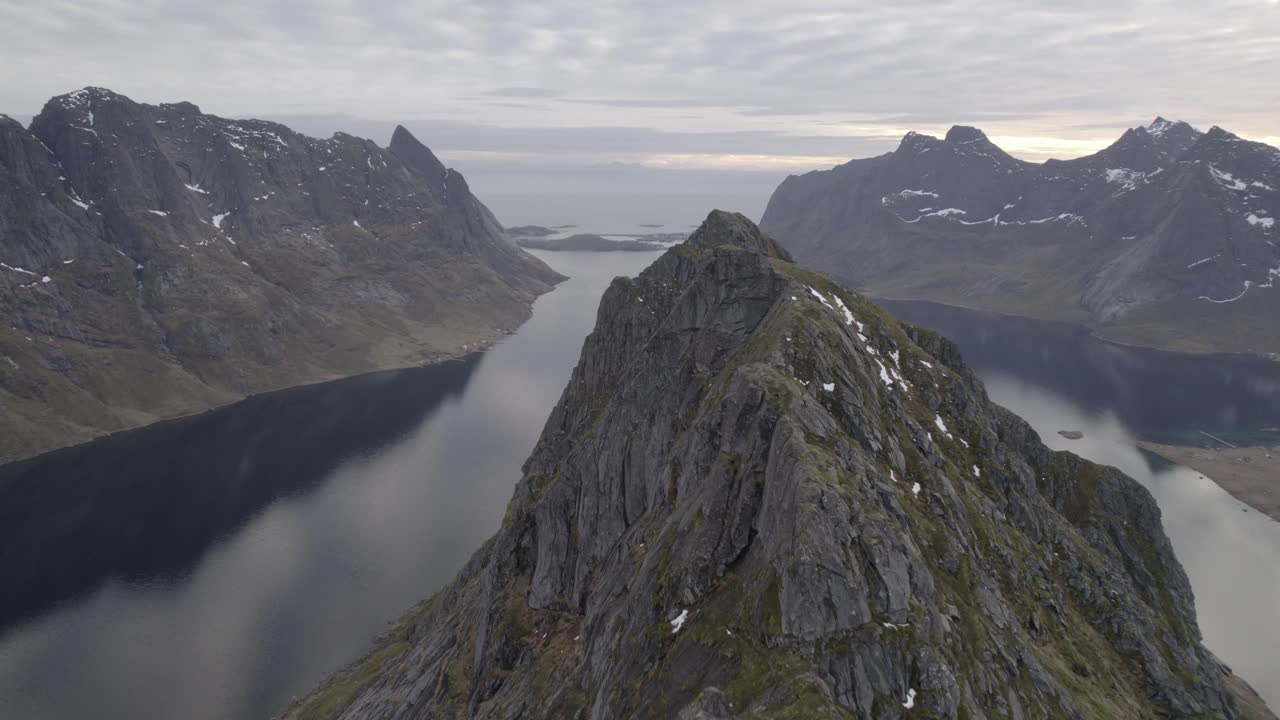 vista aérea de drones sobre una empinada cordillera, en lofotodden, lofoten, noruega