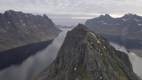 挪威洛福<unk>登 (lofoten) 一座陡峭的山脊上空的無人機景色