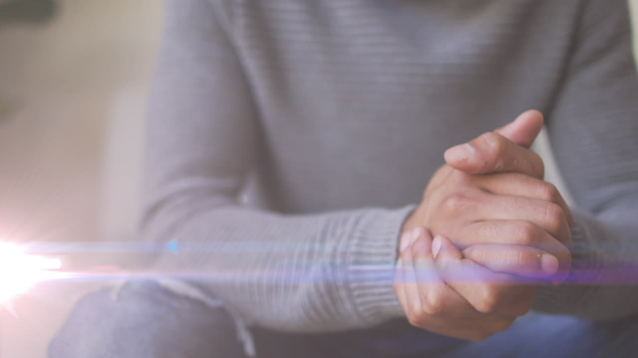 슬픈 혼성 남성 위에 반 ⁇ 이는 불빛의 애니메이션