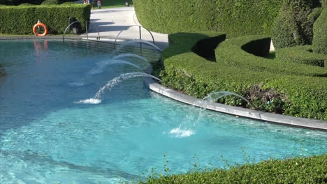 hermosa piscina en decoración de jardín en hotel resort-3