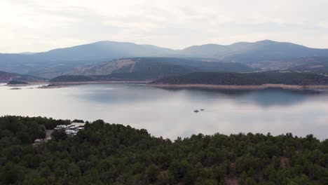 dron aéreo que establece una vista del lago del embalse de flaming gorge en utah