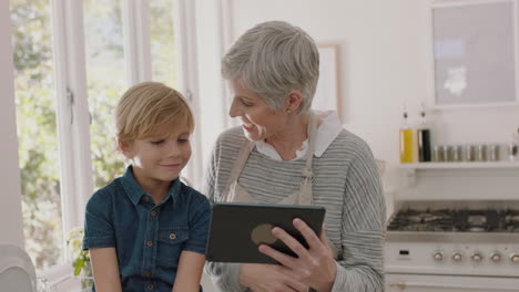 abuela y niño usando una tableta chateando por video niño compartiendo el fin de semana de vacaciones con la abuela disfrutando de charlar en la tecnología móvil en casa con el nieto