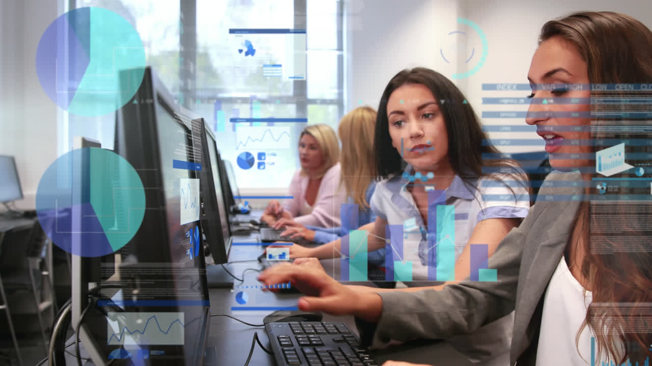 animación del procesamiento de datos financieros sobre diversas personas de negocios que utilizan la tecnología en la oficina