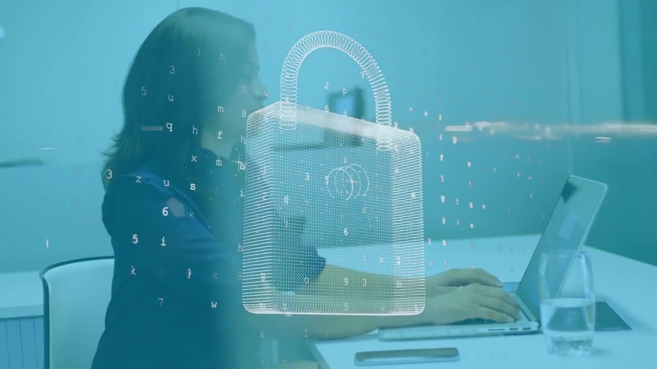 animación de un candado de seguridad en línea con procesamiento de datos sobre una mujer de negocios que usa una computadora portátil