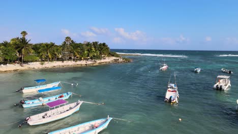 Videoaufnahme-Der-Küste-Von-Akumal-Mit-Schwimmenden-Booten-Und-Touristen,-Die-Einen-Sonnigen-Tag-Genießen