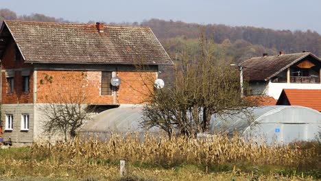 Alte-Landhäuser-In-Den-Bergen