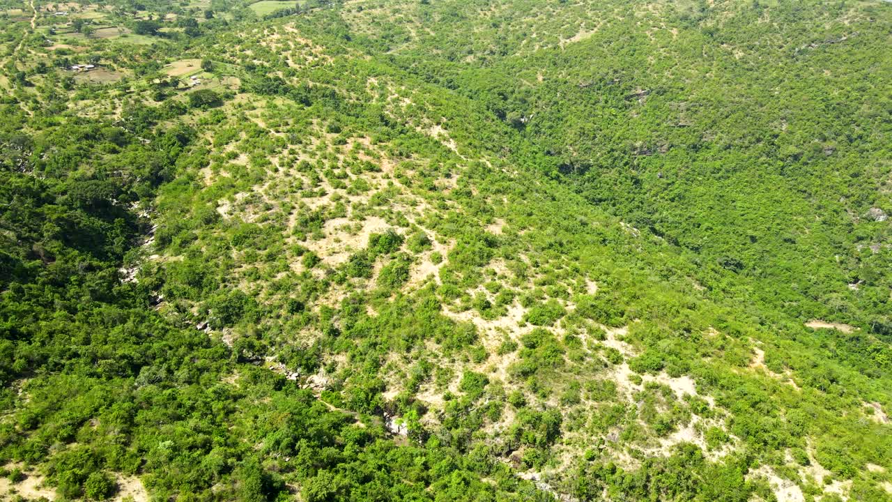 drone view of west pokot, north rift -kenia -:temporada de lluvia verde en las partes secas del norte de kenia