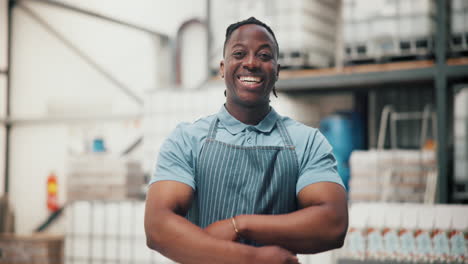trabajador feliz del almacén