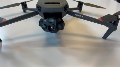 aquí se ve el dji mavic 3 thermal enterprise drone profesional desde el frente