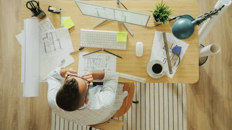 arquitecto que trabaja en planes de diseño