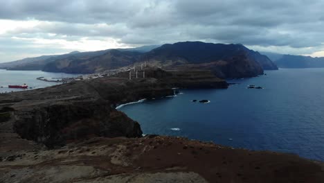 la vista de drones captura miradouro ponta rostó por la mañana bajo un cielo oscuro, mostrando la belleza tranquila del punto de vista del acantilado en medio de un entorno natural