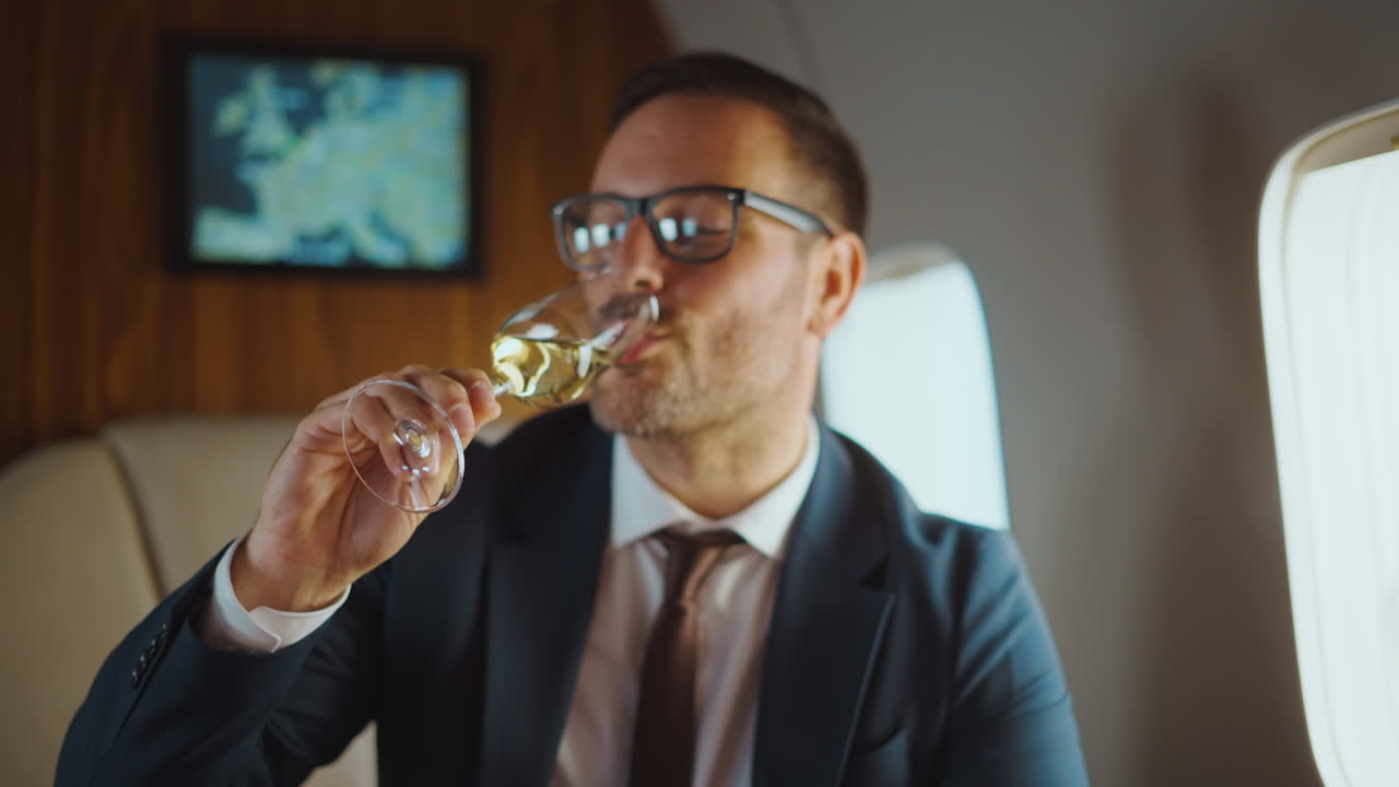 Uomo che festeggia su un jet privato