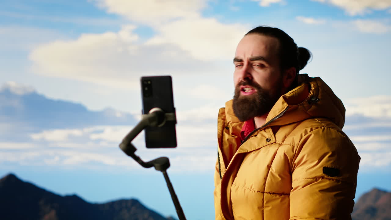 viajero filmando su experiencia de senderismo en el desierto documentando su aventura