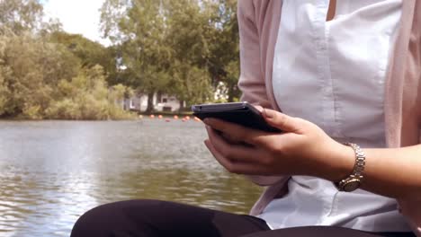 Geschäftsfrau-Benutzt-Ihr-Telefon-Draußen