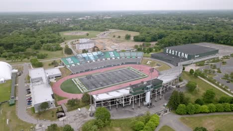 estadio de fútbol de la universidad del este de michigan en ypsilanti, michigan con círculo de video de drones