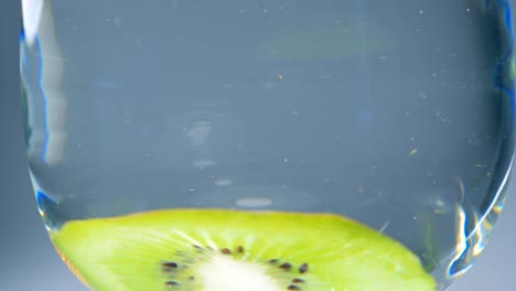 la rebanada de kiwi fresca está girando lentamente en el estudio con los detalles.