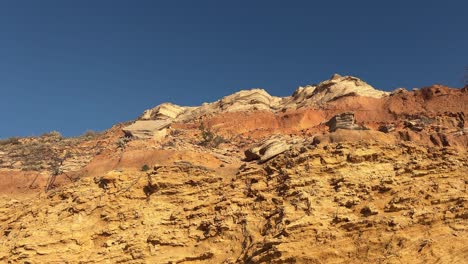 camiones lentos a la derecha en los acantilados soleados al amanecer, día