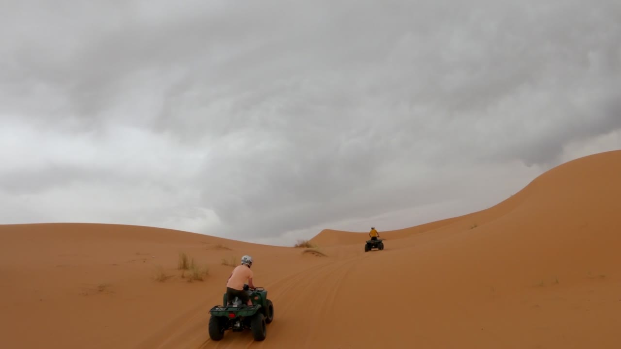 Giro in quad nel deserto in una giornata nebbiosa.