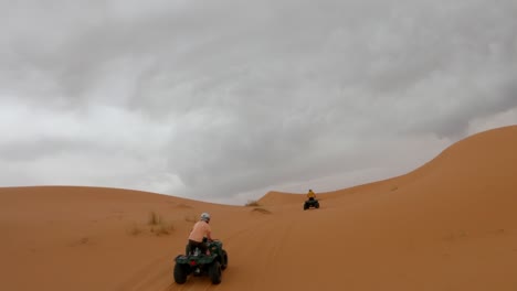 quads en el desierto en un día de niebla