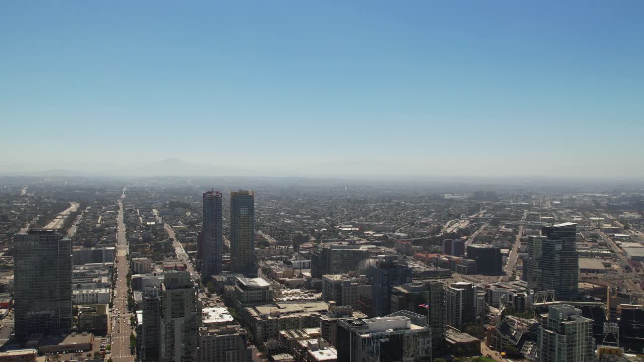 Vista aérea urbana do centro de San Diego com arquitetura moderna e ruas no bairro de East Village